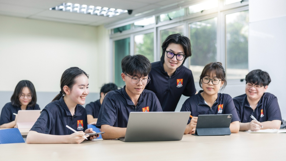 MDIS college students in the science lab.