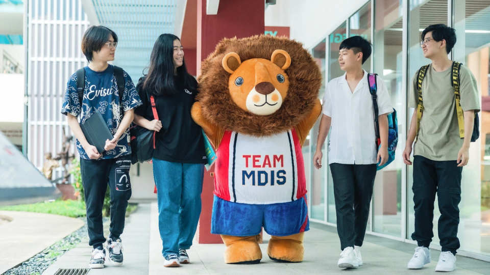 MDIS college students in the science lab.